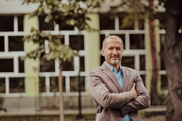 Retrato Empresário Sênior Moderno Terno Com Braços Cruzados Foto Alta — Fotografia de Stock