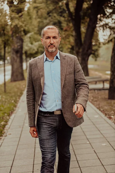 Hombre Negocios Enfocado Traje Caminando Por Parque Foto Alta Calidad — Foto de Stock