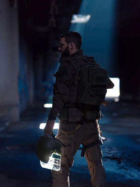 Soldado Exército Uniformes Combate Com Rifle Assalto Capacete Combate Noite — Fotografia de Stock