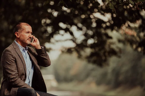 Hombre Negocios Senior Moderno Traje Utiliza Teléfono Inteligente Entorno Urbano — Foto de Stock