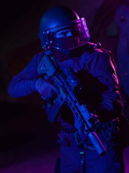 Soldado Del Ejército Uniformes Combate Con Rifle Asalto Casco Combate — Foto de Stock