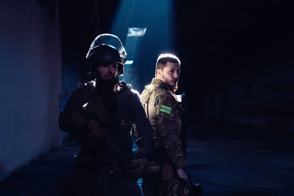Los Soldados Guerra Modernos Oscuridad Con Munición Combate Armas Manos —  Fotos de Stock