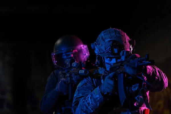 Soldados Guerra Modernos Escuro Com Munição Combate Armas Nas Mãos — Fotografia de Stock