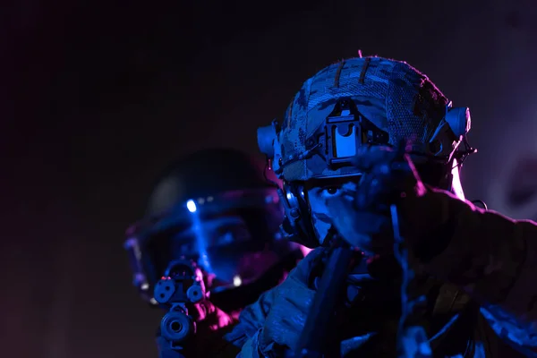 戦闘弾薬と装備レーザー照準器の手に武器を持って暗闇の中で現代の戦争の兵士は戦闘順序です 混合メディア 高品質の写真 — ストック写真
