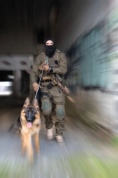 Soldados Guerra Modernos Com Cão Trabalho Militar Ação Campo Batalha — Fotografia de Stock