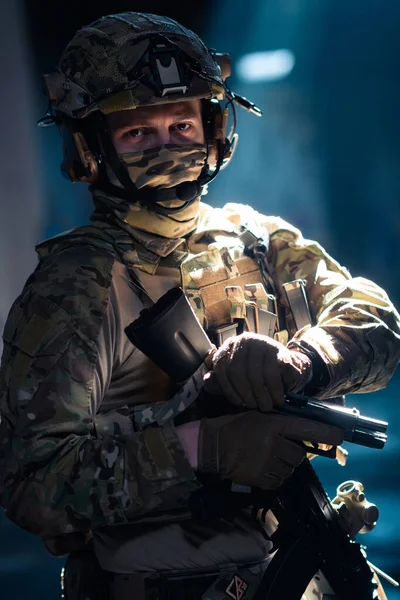 陆军精锐部队士兵 特警战斗机隐藏在面具和眼镜后面 在头盔和装载运载系统中 以军用手枪低调瞄准 高质量的照片 — 图库照片