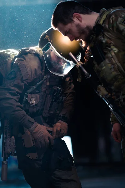 Les Soldats Guerre Modernes Dans Obscurité Avec Des Munitions Combat — Photo