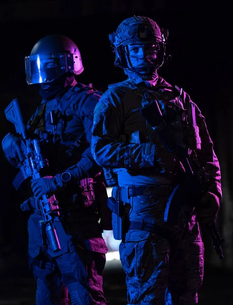 在黑暗中拿着作战弹药和装备好的激光瞄准具的现代战争士兵都进入了战斗状态 混合媒体 高质量的照片 — 图库照片