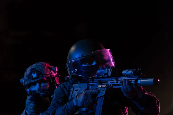 Soldados Guerra Modernos Escuro Com Munição Combate Armas Nas Mãos — Fotografia de Stock