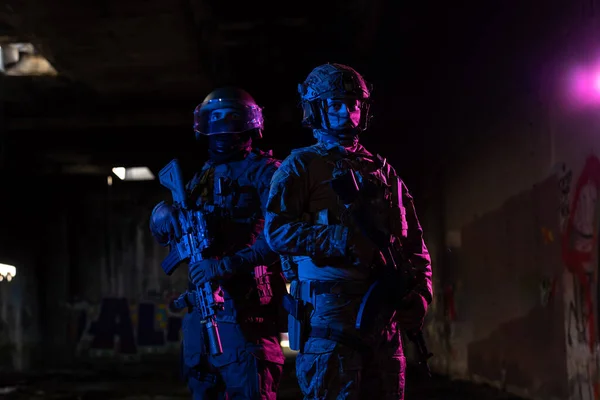 Moderna Krigföring Soldater Mörker Med Bekämpa Ammunition Och Vapen Händerna — Stockfoto