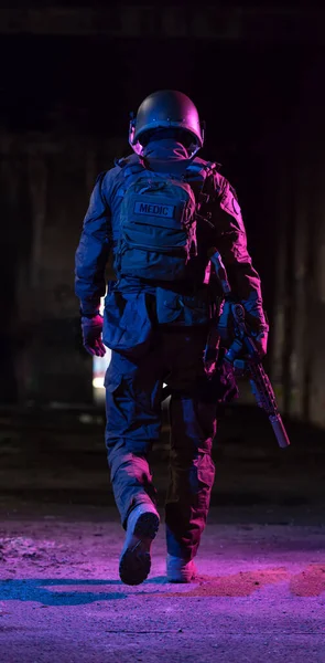 Armeesoldat Kampfuniformen Mit Sturmgewehr Und Kampfhelm Vor Dunklem Hintergrund Blaue — Stockfoto