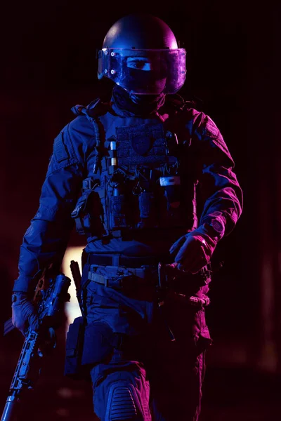 Soldado Exército Uniformes Combate Com Rifle Assalto Capacete Combate Noite — Fotografia de Stock