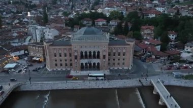Eski kentteki Saraybosna Belediye Binası, Ulusal Kütüphanesi 'nin hava görüntülerinin zamanlaması veya hızlandırılması, 1992 yılında Sırp saldırısında imha edildi. Yörünge atışı. Yüksek kalite 4k görüntü