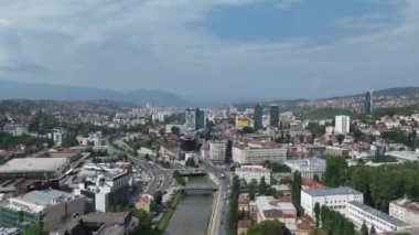 Saraybosna 'nın hava görüntüleri zaman aşımına uğruyor veya aşırı hızlanıyor, panoramik şehir merkezi manzarası. Yüksek kalite 4k görüntü