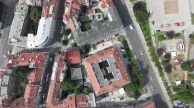 Eski kentteki Saraybosna Belediye Binası, Ulusal Kütüphanesi 'nin hava görüntülerinin zamanlaması veya hızlandırılması, 1992 yılında Sırp saldırısında imha edildi. Yörünge atışı. Yüksek kalite 4k görüntü
