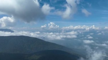 Beyaz kabarık bulutlar arasında temiz hava ve arka planda kötü hava ile gökyüzünde uçan sinematik nefes kesici hava. Cennet konsepti, doğa manzarası 4K
