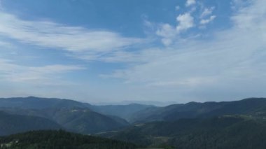 Beyaz kabarık bulutlar arasında temiz hava ve arka planda kötü hava ile gökyüzünde uçan sinematik nefes kesici hava. Cennet konsepti, doğa manzarası 4K