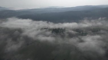 Beyaz kabarık bulutlar arasında temiz hava ve arka planda kötü hava ile gökyüzünde uçan sinematik nefes kesici hava. Cennet konsepti, doğa manzarası 4K