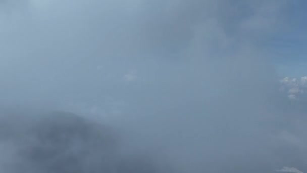 Impresionante Vuelo Aéreo Cinematográfico Través Las Nubes Blancas Esponjosas Alto — Vídeos de Stock