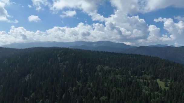 Impresionante Vuelo Aéreo Cinematográfico Través Las Nubes Blancas Esponjosas Alto — Vídeo de stock