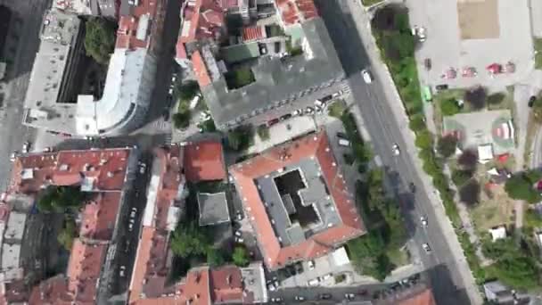 1992年のセルビア侵攻で破壊された旧市街の国立図書館サラエヴォ市庁舎の空中映像は 時間の経過とともに消滅した 撃たれたぞ 高品質4K映像 — ストック動画