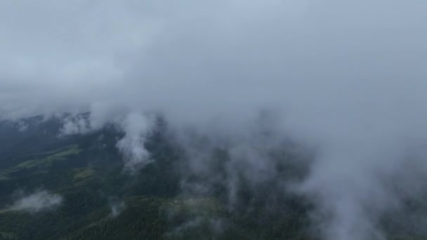 Impresionante Vuelo Aéreo Cinematográfico Través Las Nubes Blancas Esponjosas Alto — Vídeos de Stock