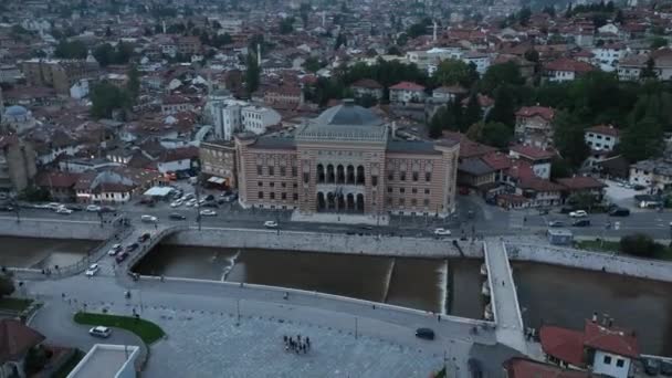 Cronometraje Aéreo Timelapse Hiperlapso Del Ayuntamiento Sarajevo Biblioteca Nacional Casco — Vídeo de stock