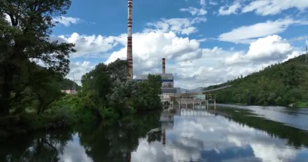 Légi Felvétel Szénerőműről Két Magas Hűtőtoronnyal Blue River Mellett Füst — Stock videók