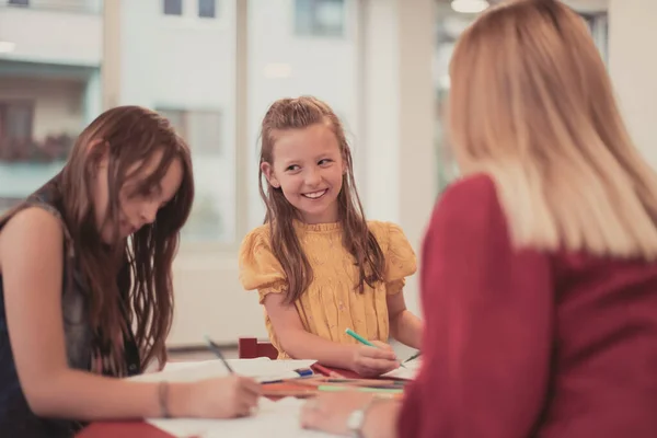 Kreative Kinder Während Eines Kunstkurses Einer Kindertagesstätte Oder Grundschule Zeichnen — Stockfoto