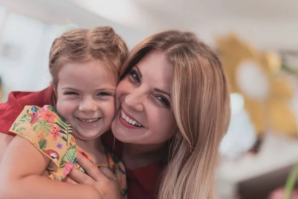 Uma Menina Bonita Beija Abraça Sua Mãe Pré Escola — Fotografia de Stock