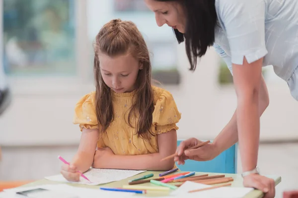 Creatieve Kinderen Tijdens Een Kunstles Een Kinderdagverblijf Basisschoolklas Tekenen Met — Stockfoto