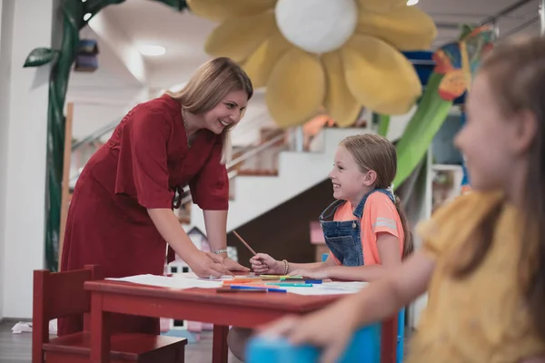 Creatieve Kinderen Tijdens Een Kunstles Een Kinderdagverblijf Basisschoolklas Tekenen Met — Stockfoto