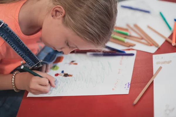 Criativos Crianças Sentadas Uma Instituição Pré Escolar Desenhar Divertir Enquanto — Fotografia de Stock