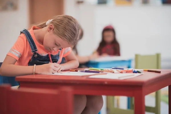 Kreatywne Dzieci Siedzące Przedszkolu Rysować Bawić Się Podczas Nauki — Zdjęcie stockowe