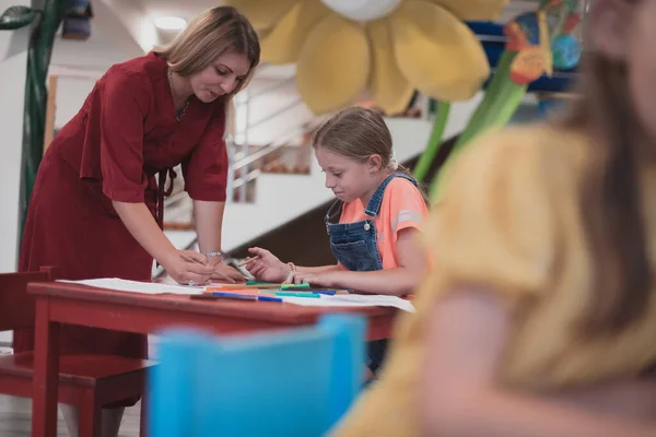 Creatieve Kinderen Tijdens Een Kunstles Een Kinderdagverblijf Basisschoolklas Tekenen Met — Stockfoto