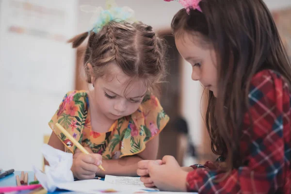 Niños Creativos Sentados Una Institución Preescolar Dibujan Divierten Mientras Reciben — Foto de Stock