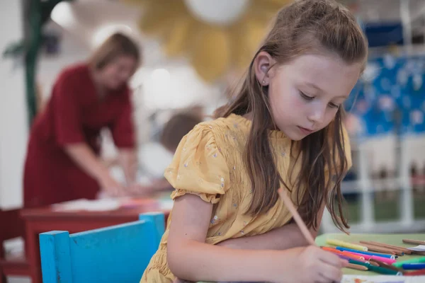 Kreatív Gyerekek Ülnek Egy Óvodában Rajzolnak Szórakoznak Amíg Tanulnak — Stock Fotó