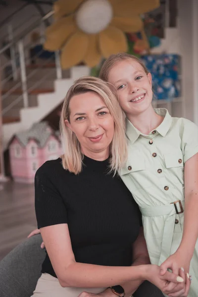 Une Mignonne Petite Fille Embrasse Étreint Mère École Maternelle — Photo