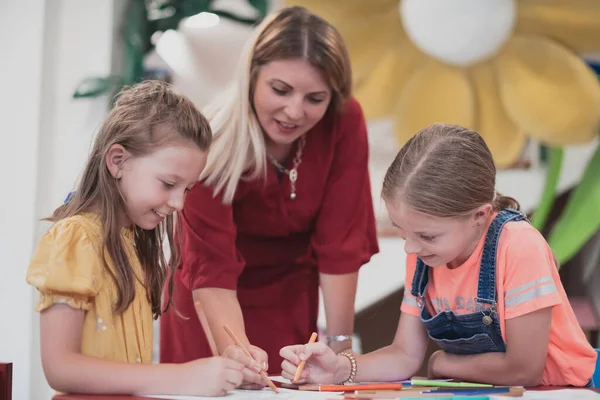 Kreative Kinder Während Eines Kunstkurses Einer Kindertagesstätte Oder Grundschule Zeichnen — Stockfoto