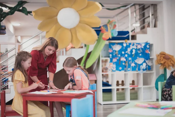 Creatieve Kinderen Tijdens Een Kunstles Een Kinderdagverblijf Basisschoolklas Tekenen Met — Stockfoto