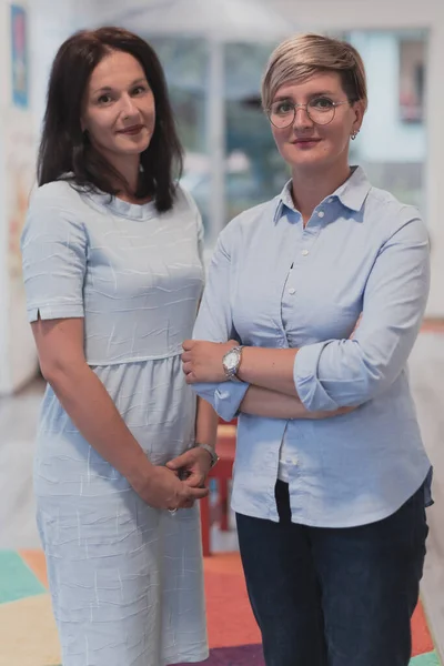 Portret Van Twee Leraren Een Kleuterschool Achtergrond Van Klaslokalen — Stockfoto