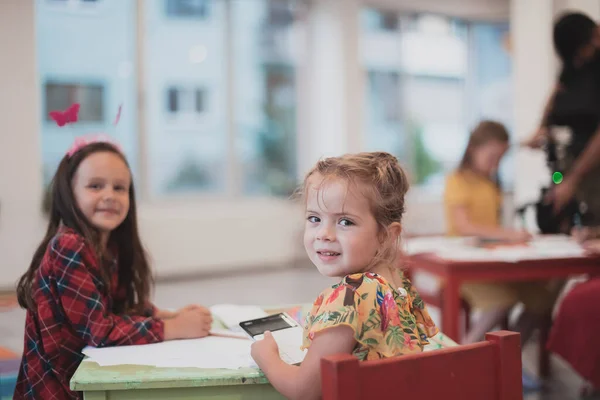 Kreative Kinder Sitzen Einer Vorschuleinrichtung Zeichnen Und Haben Spaß Während — Stockfoto