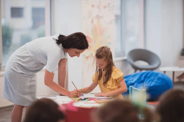 Creatieve Kinderen Tijdens Een Kunstles Een Kinderdagverblijf Basisschoolklas Tekenen Met — Stockfoto