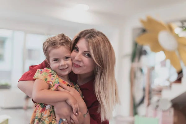 Een Schattig Klein Meisje Kust Knuffelt Haar Moeder Kleuterschool — Stockfoto