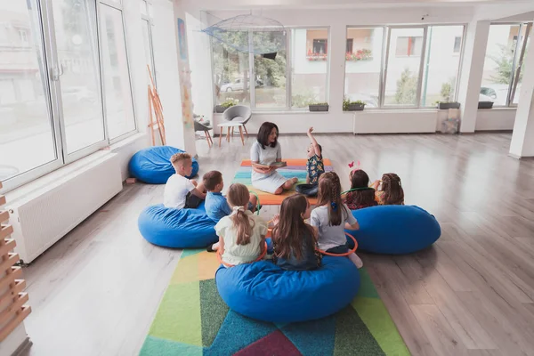 Leggendo Tempo Una Scuola Elementare Asilo Insegnante Legge Libro Bambini — Foto Stock