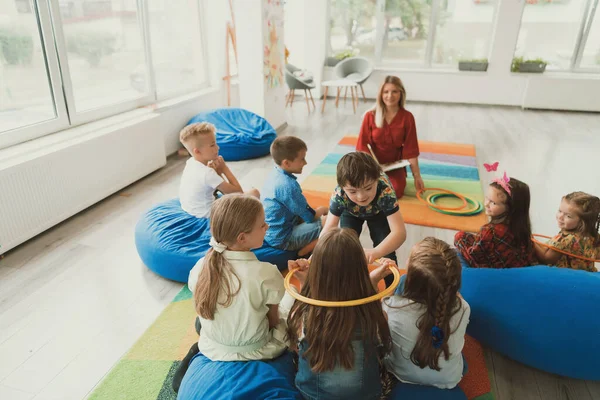 Eine Glückliche Lehrerin Sitzt Und Spielt Handspiele Mit Einer Gruppe — Stockfoto