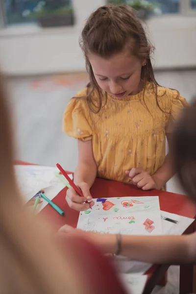 Kreatywne Dzieci Siedzące Przedszkolu Rysować Bawić Się Podczas Nauki — Zdjęcie stockowe