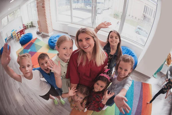 Foto Niños Una Institución Preescolar Pie Aula Junto Con Maestro —  Fotos de Stock