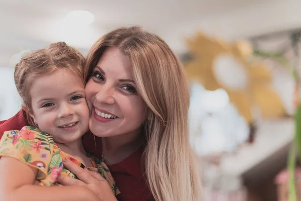 Uma Menina Bonita Beija Abraça Sua Mãe Pré Escola — Fotografia de Stock