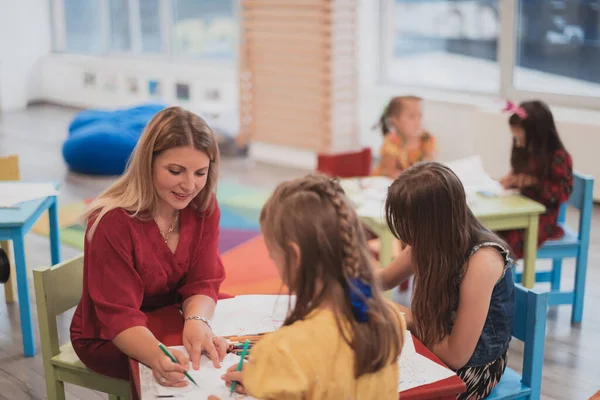 Kreative Kinder Während Eines Kunstkurses Einer Kindertagesstätte Oder Grundschule Zeichnen — Stockfoto